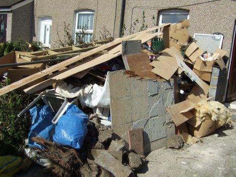 Roll-on roll-off skip in an urban setting